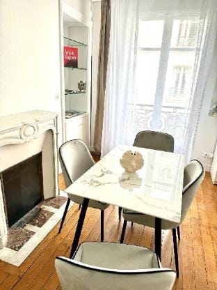 Renovated Marais flat, King size bed XL Spa shower Apartment in Paris