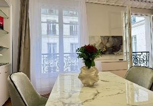 Renovated Marais flat, King size bed XL Spa shower Apartment in Paris