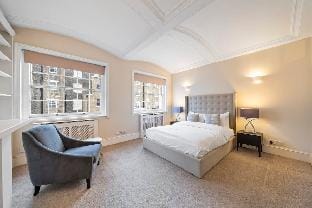 Chic 2BR Apartment with Tranquil Balcony Apartment in City of Westminster