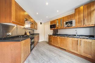 Chic 2BR Apartment with Tranquil Balcony Apartment in City of Westminster