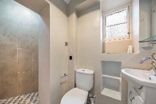 Chic 2BR Apartment with Tranquil Balcony Apartment in City of Westminster