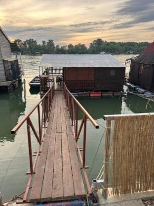 Splav na dan Royal Water Villa in Belgrade