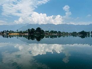 Nigeen Vista Lakeside Chalet Villa in India