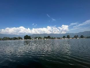 Nigeen Vista Lakeside Chalet Villa in India