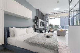 Luxury & Stylish Studio - JVC Vacation rental in Dubai