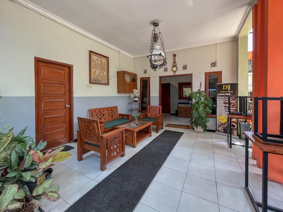 Wisma Anugerah Redpartner Near Masjid Zayed Solo Hotel in Special Region of Yogyakarta