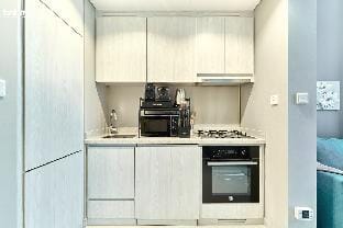 bnbmehomes- Cozy 1BR Suite near Burj Khalifa- 1815 Apartment in Dubai
