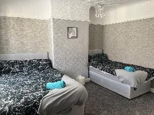 2 Bed House with parking - Close to LFC stadium Vacation rental in Liverpool