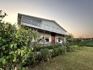 Splendid 4BR Luxury Farmhouse with Swimming Pool Vacation rental in Noida