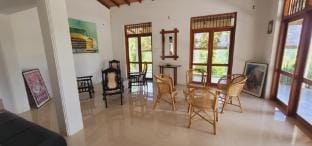 Breez Holiday Home Vacation rental in Gangawatakorale