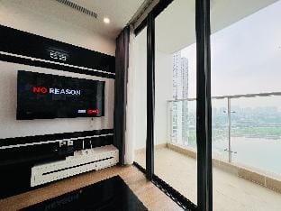 Vinhomes Skylake/ 2BR- LAKE VIEW Apartment in Laos