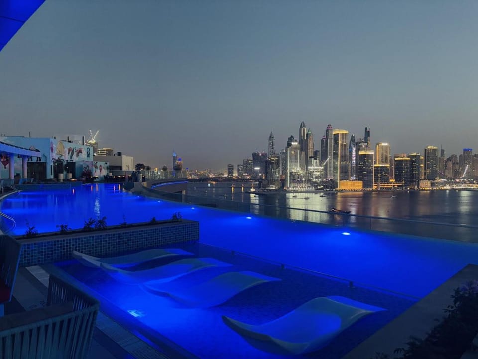 Chic Palm Studio with Infinity Pool Apartment in Dubai