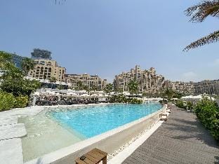 Chic Palm Studio with Infinity Pool Apartment in Dubai
