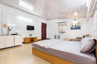 Apartment with window, 5 minutes to district 1 Apartment in Ho Chi Minh City