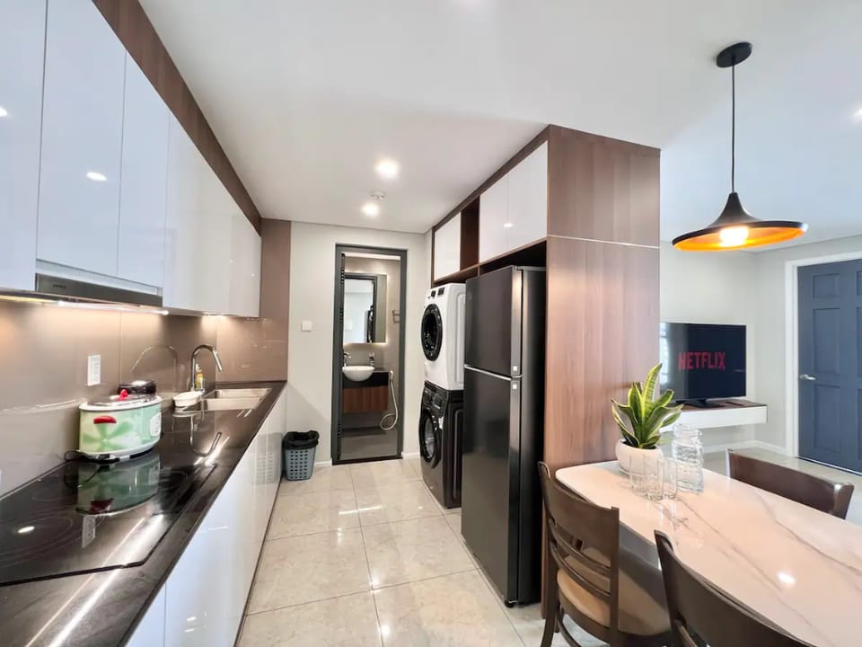 Elegant 2-Bedroom #FREE Pool*Gym*Netflix Apartment in Ho Chi Minh City
