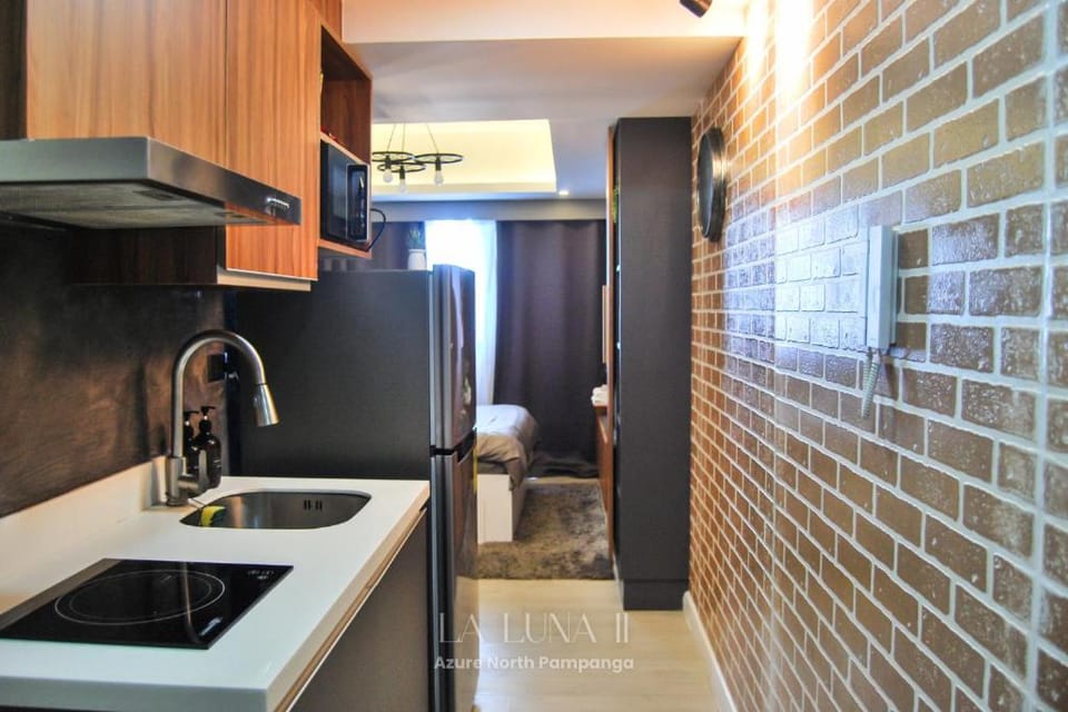 La Luna II: Room for Couples with Mt. Arayat View Apartment in Calabarzon
