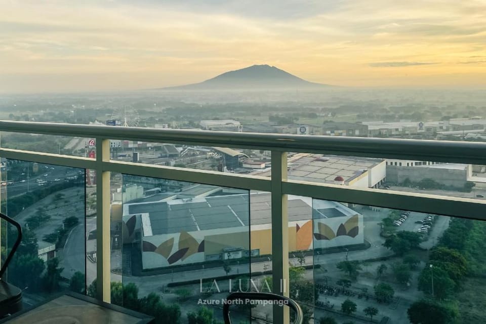 La Luna II: Room for Couples with Mt. Arayat View Apartment in Calabarzon