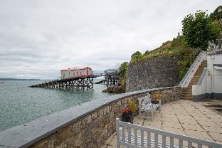 Laston Garden Apartment - Tenby Harbour, Sea Views Apartment in Wales