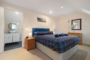 Park Place Court 2 - Close to Beach, Parking Country House in Wales