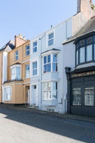 Connaught House - Central Location, Near the Beach Apartment in Tenby