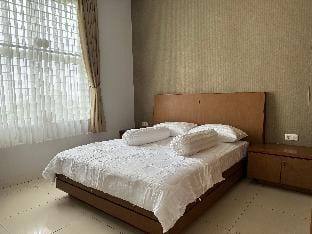 Villa Golf View Dago 5BR with Pool Vacation rental in Bandung