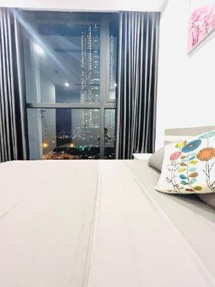 Asahi Luxstay _ Vinhome Skylake_ 2Brt Apartment in Laos