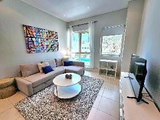 Pool side 1 bedroom apartment Vacation rental in Dubai