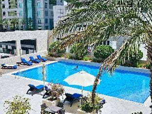 Pool side 1 bedroom apartment Vacation rental in Dubai