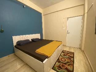 PRIVATE BEDROOM WITH BALCONY AND PARKING  Apartment in Mumbai