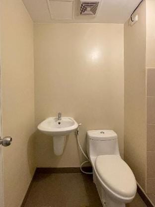* *I2 Sleek City Haven Apartment in Iloilo City