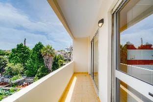 Nomad's Easy Stay - 1BED Sunrise Cedofeita Apartment in Porto