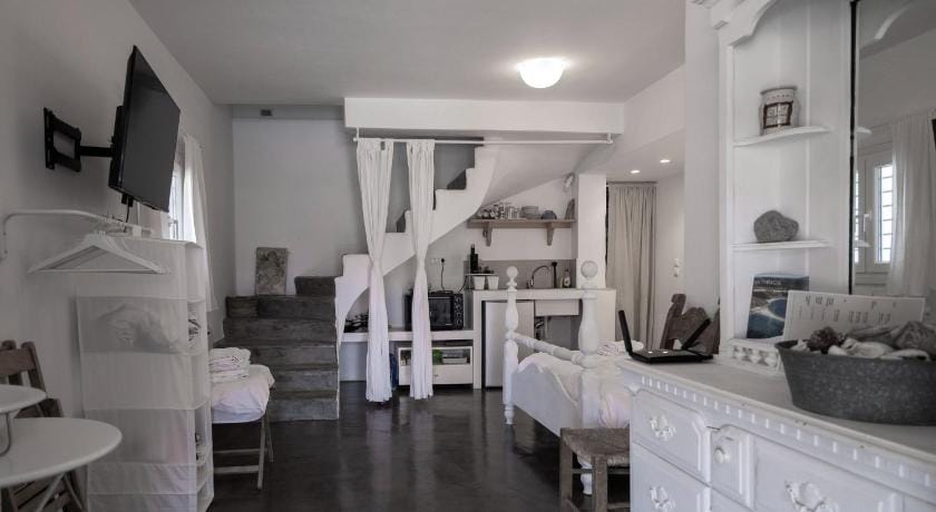 KYON Beach Suite-E 2min by the sea Skilos, Kythnos Apartment in Kea-Kythnos