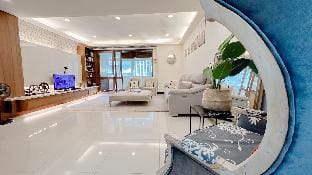 Mar-exclusive/ SOGO百貨/近忠孝復興捷運站/多人住宿首選/3房2衛浴/可住10人 Apartment in Taipei City