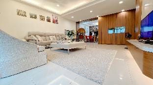 Mar-exclusive/ SOGO百貨/近忠孝復興捷運站/多人住宿首選/3房2衛浴/可住10人 Apartment in Taipei City