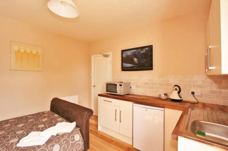 Central Studios Tennyson Road by Roomsbooked Hotel in Cheltenham
