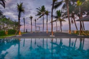 Amazing 5BR Beachfront Villa with Private Pool Villa in Blahbatuh