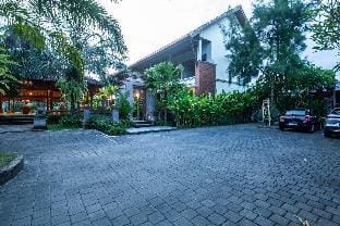 Walking Distance to Harbor & Near Beach+Breakfast Apartment in Denpasar