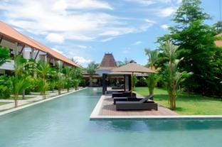 Walking Distance to Harbor & Near Beach+Breakfast Apartment in Denpasar