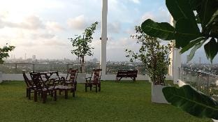 Cozy 2 Bedroom Apartment with Pool and Gym Apartment in Western Province