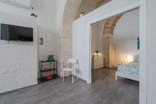 Historic building modern touches - Ortigia Apartment in Syracuse