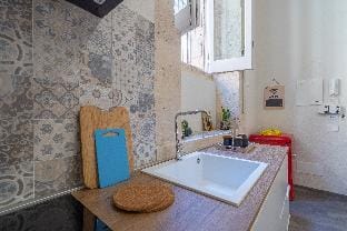 Historic building modern touches - Ortigia Apartment in Syracuse