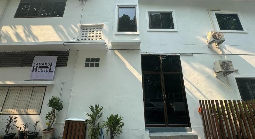 Ladakul hostel (ลดากุลโฮสเทล) Hostel in Thailand