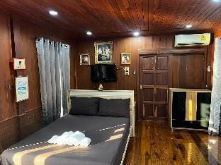 Jiratara Riverside Homestay (Entire home  4 guest) Vacation rental in Surat Thani Changwat