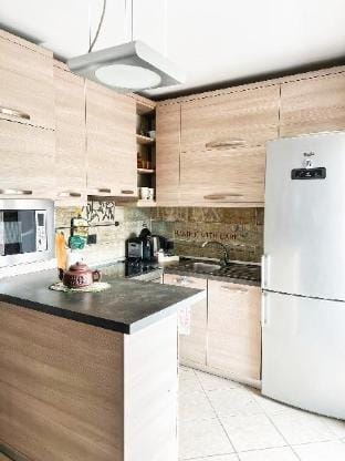 Sunny, city center one-bedroom apartment. Apartment in Tirana