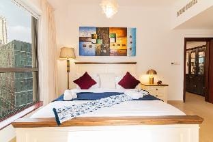 Luxurious 1-Bd Gem in JBR: Elegant & Compact Bliss Apartment in Dubai