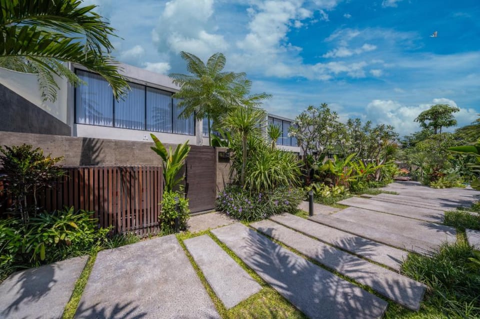 Umalas Creek Villas - Pool Villa with Shared Ice Bath, Hot Tub & Sauna Hotel in North Kuta