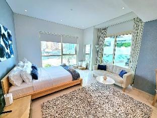 Pool Side Studio with huge balcony Vacation rental in Dubai