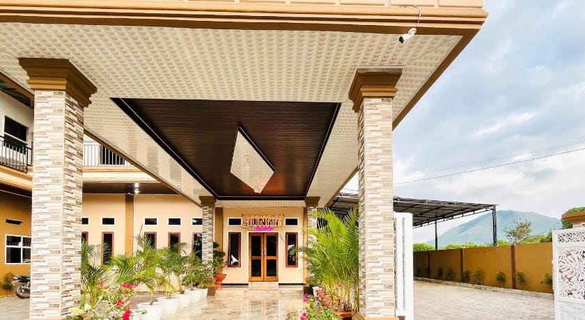 RedDoorz @ Gunari Guest House Merek Karo Hotel in Indonesia