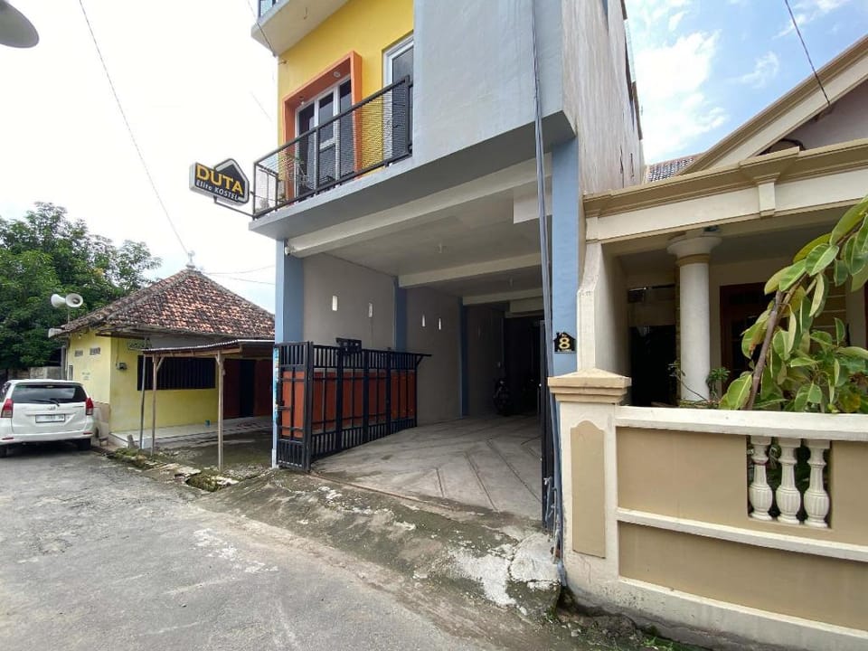 Duta Elite Kostel Syariah near RSUD Caruban Mitra RedDoorz Hotel in East Java