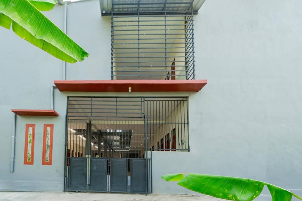 SPOT ON 93965 Ibrahim Guest House Syariah Hotel in East Java